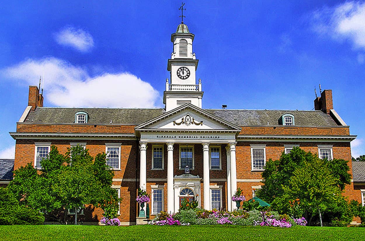 The front of the Hinsdale Public Library